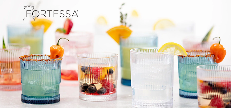 farbige Gläser der Firma Fortessa mit Getränken gefüllt