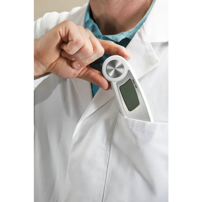 Testo 05630104 104 Einstechtermometer Koch steckt sich das Thermometer in die Tasche