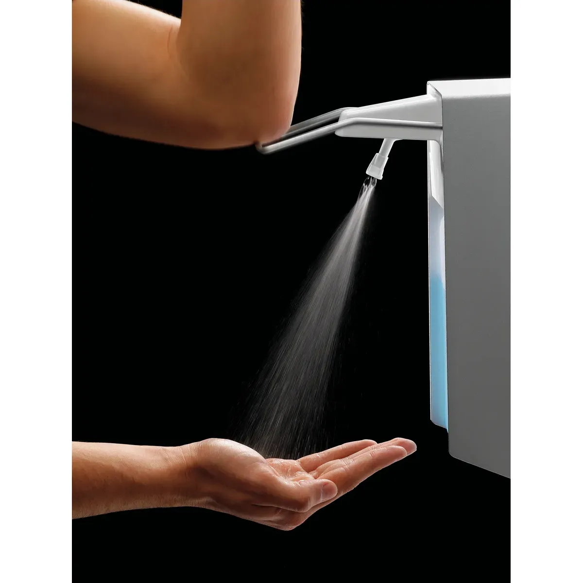 Bartscher 850019 Desinfektionsspender PS 0,9L W Ansicht Komplett mit Desinfektionsmittel in Benutzung schwarzer Hintergrund, Duschkopf, Wasserstrahl, Handwäsche, Küchenzubehör, Sichtfenster