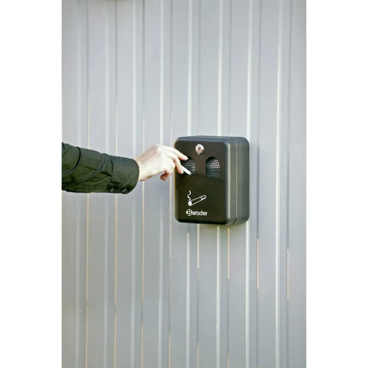 Bartscher 860000 Wandascher schwarz Ansicht an der Wand in Benutzung, Briefkasten, Wandtürschloss, Schwarz, Metall, Brandzeichen?