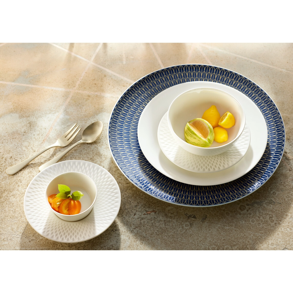 Praesentation von Geschirrteilen auf Tisch