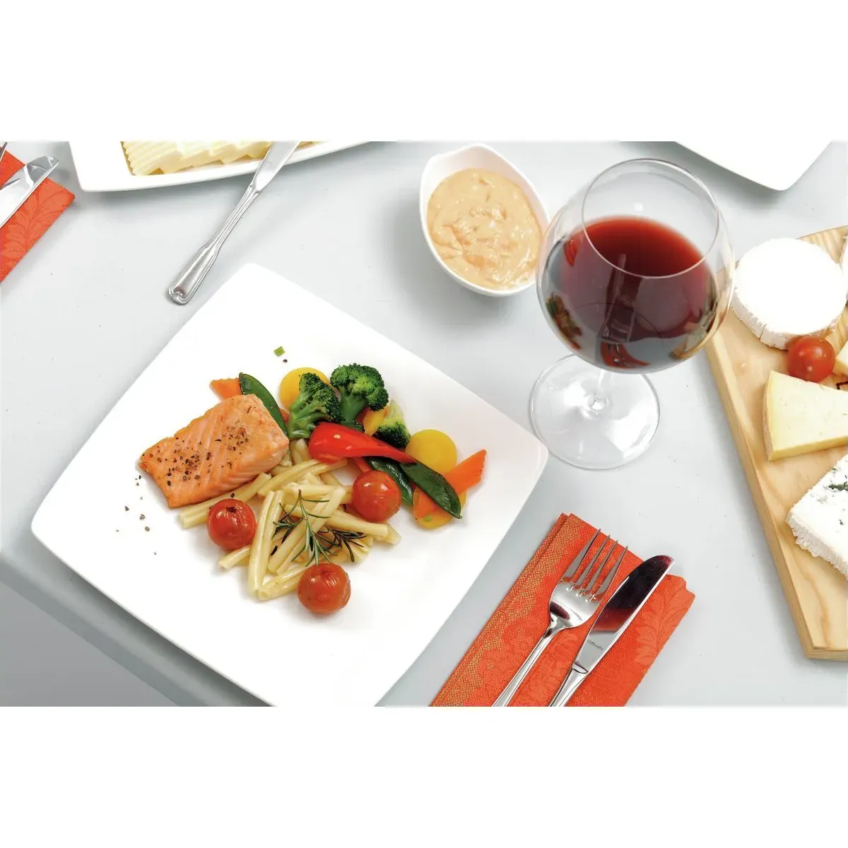 Bartscher 601179 Multi-Tisch 1830 W Impressionen gedeckter Tisch von oben, lachs, nudeln, gemüse, brotbrett, wein