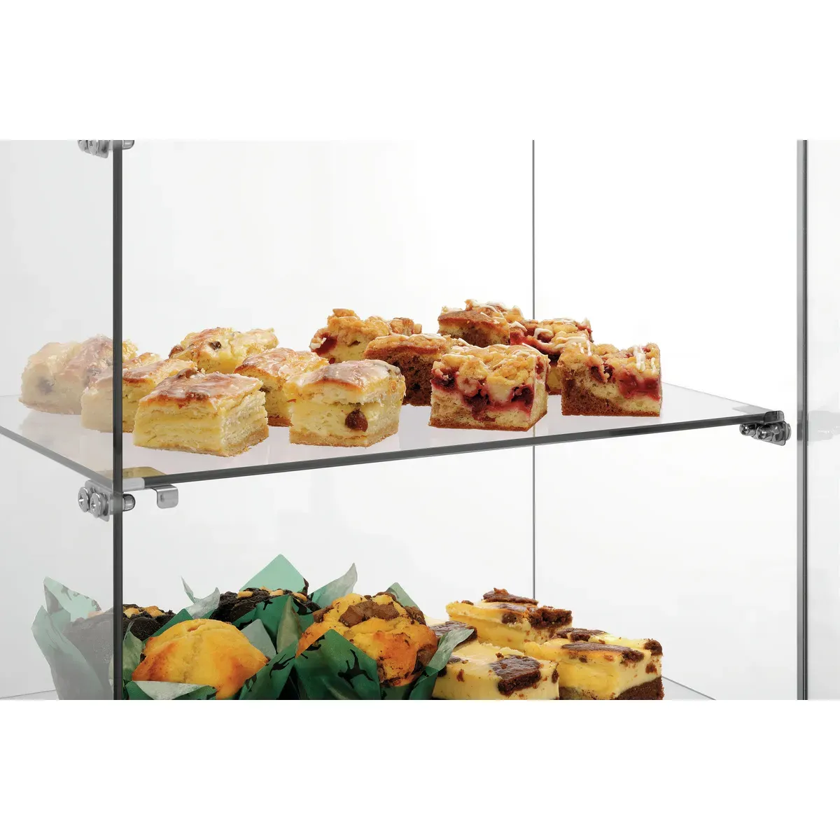 Bartscher 700357 Buffetvitrine 3850 3E-K Ansicht nah mit Essen, Kuchenstücke, Käsekuchen, Blechkuchen, Kuchenregal, Backwaren